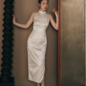 White Chinese traditional dress / qipao / cheongsam